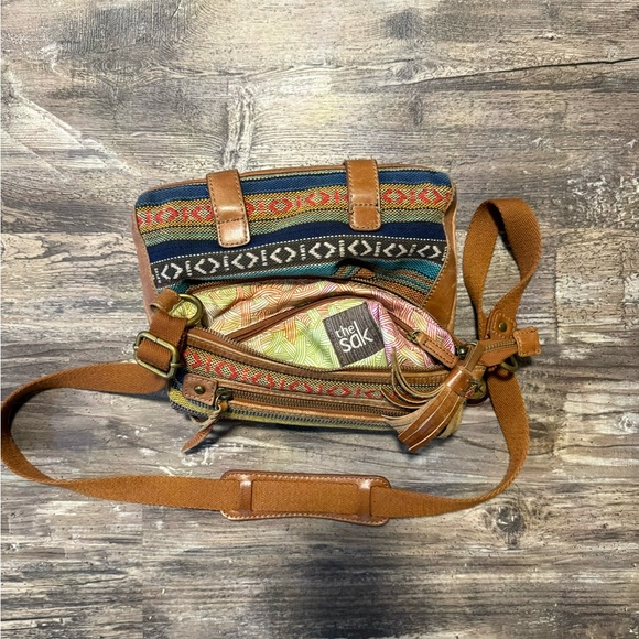 The sak crossbody BoHo hippie leather and cloth multi pocket purse - Picture 3 of 8